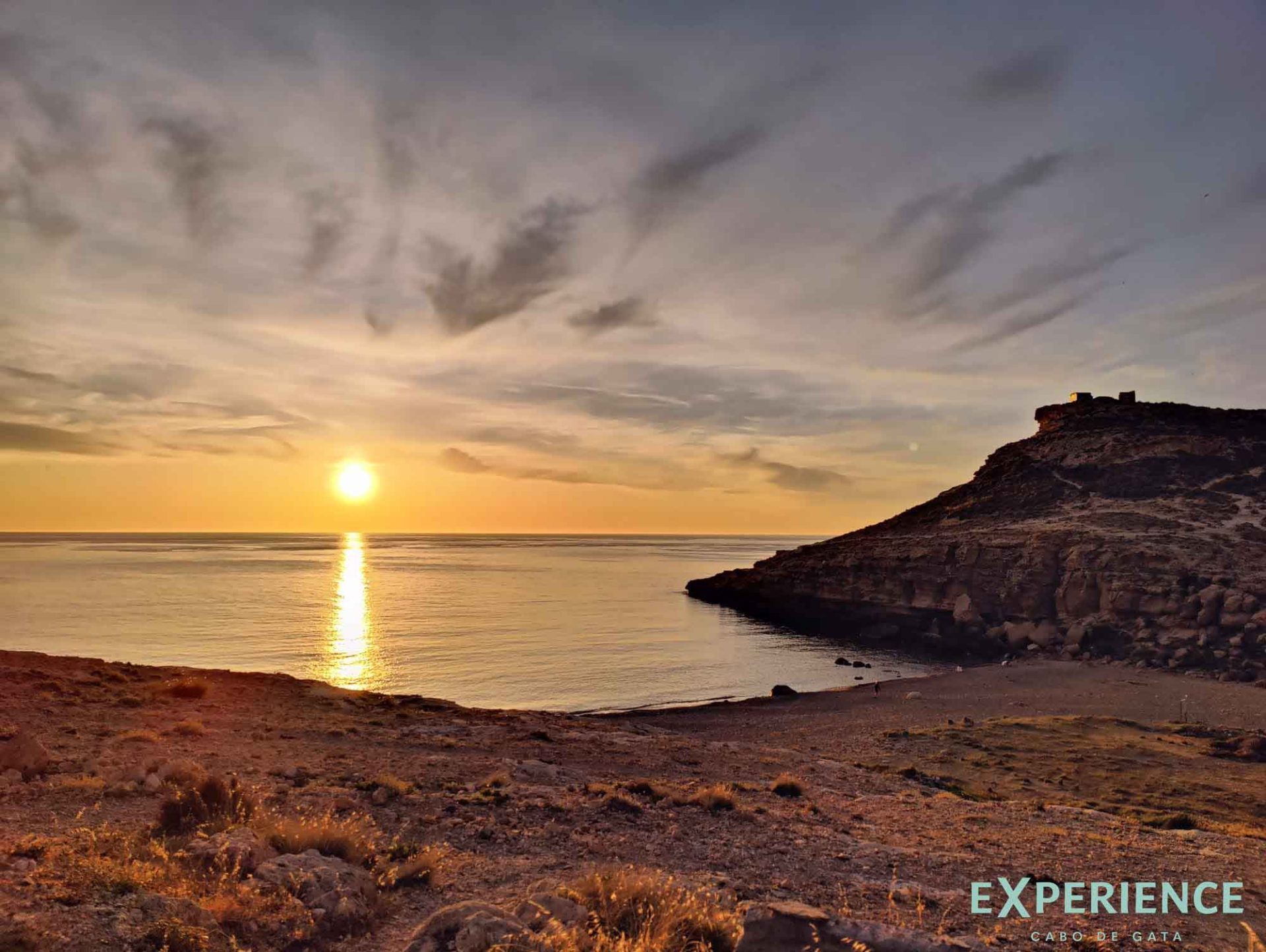 amanecer en cala de el cuervo en las negras